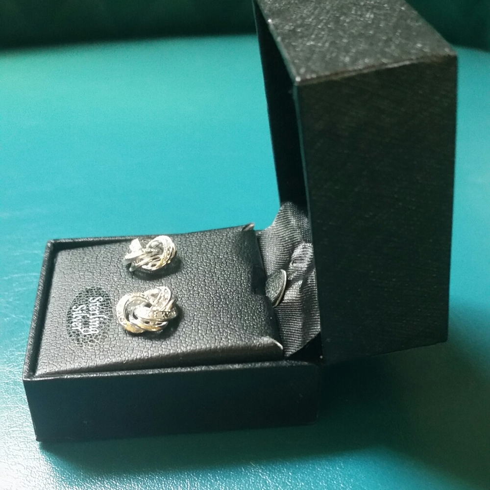 NWT Genuine Diamond love knot stud earrings - Picture 7 of 9